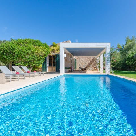 Guests loved the spacious outdoor area with a large pool, beautiful gardens, and plenty of seating.