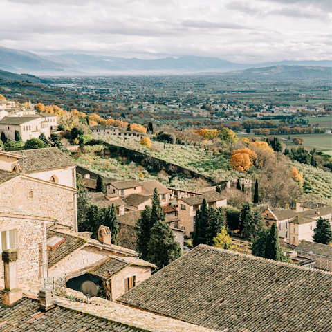 Explore the stunning scenery and hilltop towns of Umbria