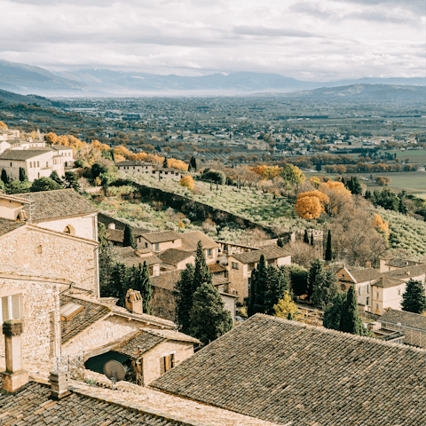 Explore the stunning scenery and hilltop towns of Umbria