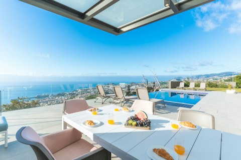 Take breakfast on the terrace with the sea laid out below