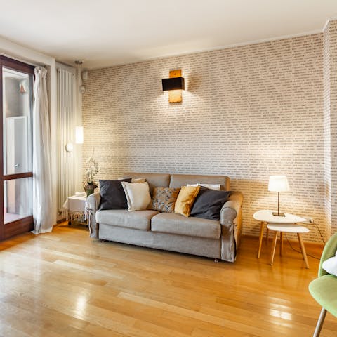 Relax in the living room with a glass of Prosecco
