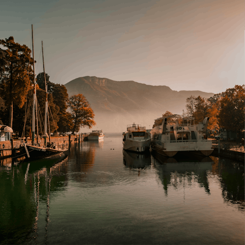 Enjoy a revitalising lakeside adventure in Annecy