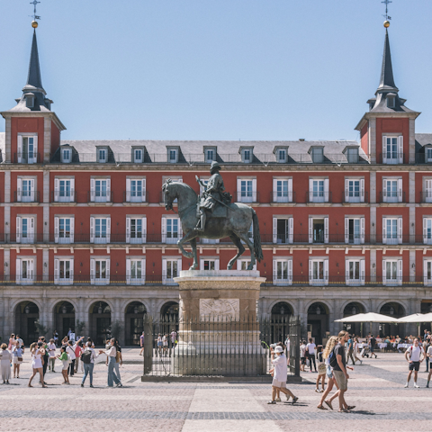 Walk to Plaza Mayor in just fifteen minutes