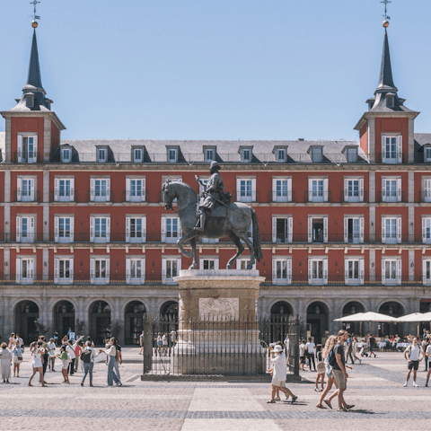 Walk to Plaza Mayor in just fifteen minutes