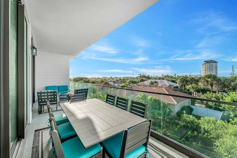 Dine alfresco above the treetops under open Florida skies