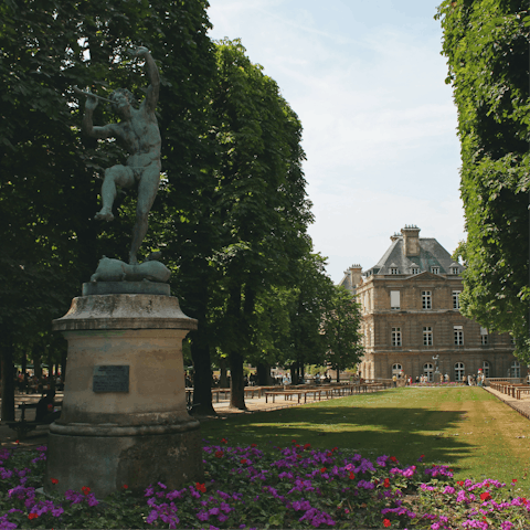Breakfast on freshly baked croissants in Jardin du Luxembourg – it's a stone's throw away