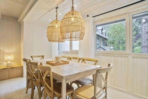 Gather around the table to share delicious après-ski dinners