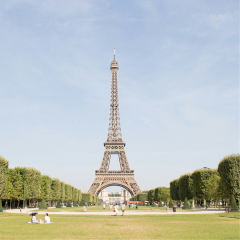 Stay within walking distance of the Eiffel Tower