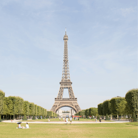 Stay within walking distance of the Eiffel Tower