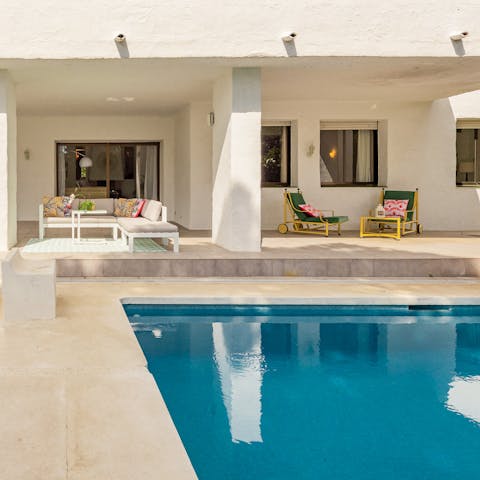 Let go of all plans and experience total relaxation by the pool