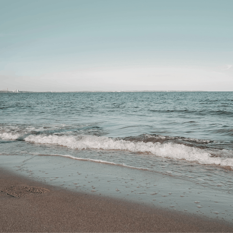 Spend days exploring the beaches – Platis Yialos and Nammos Beaches are both nearby