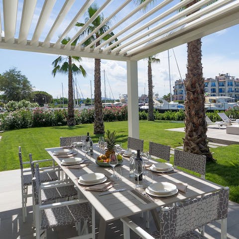 Dine under the pergola in the shade