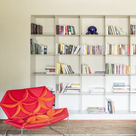 A library of art books