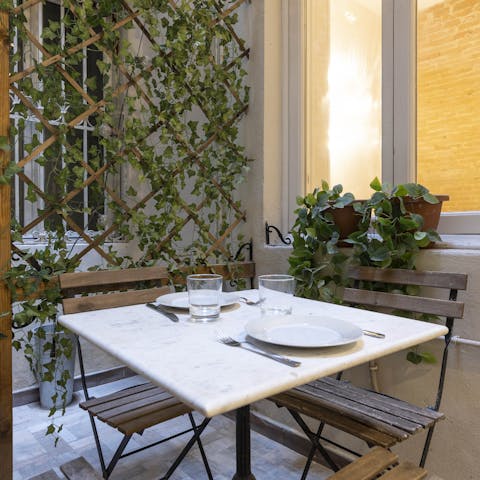 Grab a takeaway pizza and eat it in the privacy of the outdoor courtyard