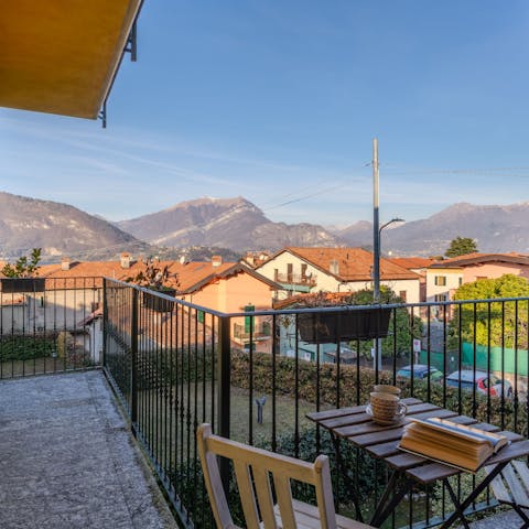 Serve your favourite evening drinks on the balcony