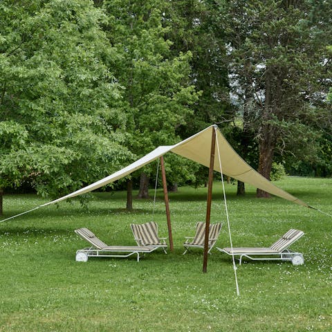 Relax in the garden, surrounded by trees
