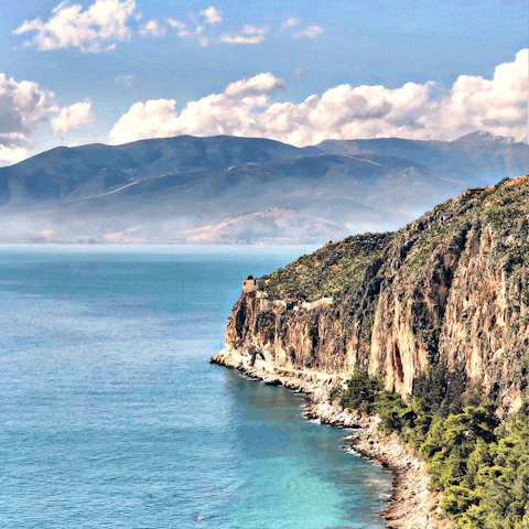 Stay just five minutes from the dramatic Navarino coastline