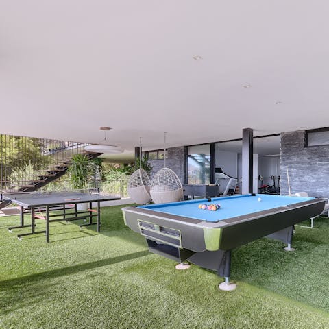 Take advantage of the games area to compete in table tennis and more