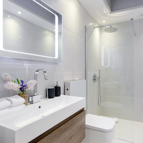 Wake up and enjoy a luxurious soak under the rainfall shower