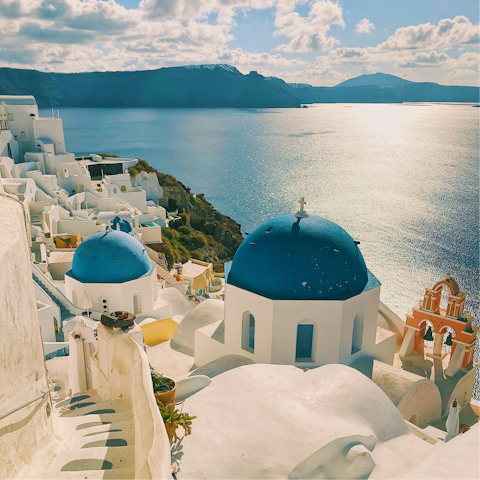 Drive 12km to Oia, the crown jewel of Santorini