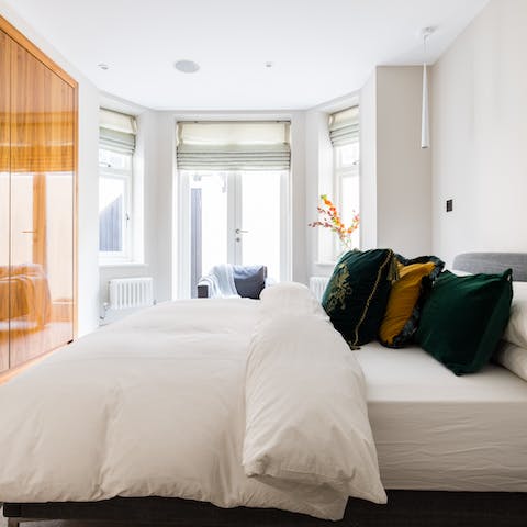 Wake up feeling refreshed in the elegant bedroom, ready for another day of London sightseeing