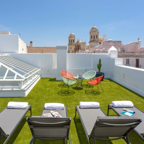 Enjoy the sunset and the cathedral views on the shared roof terrace