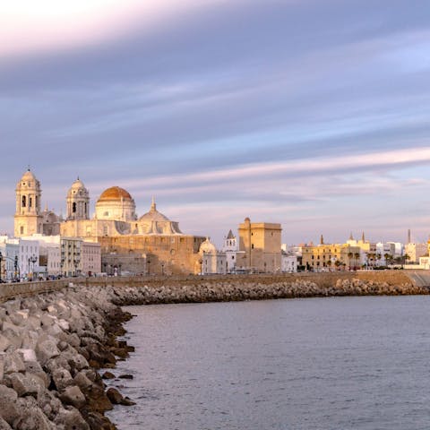 Stay a very short stroll from Cádiz Cathedral
