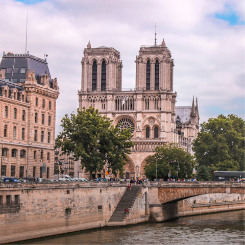 Stay a twenty-minute walk away from the Île de la Cité
