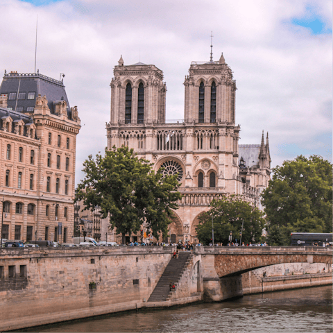 Stay a twenty-minute walk away from the Île de la Cité