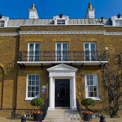 Stay at the leafy location of Hampton Court Green