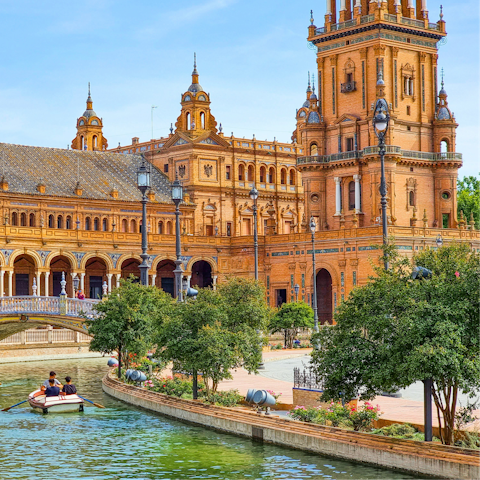 Spend a day discovering Plaza de España