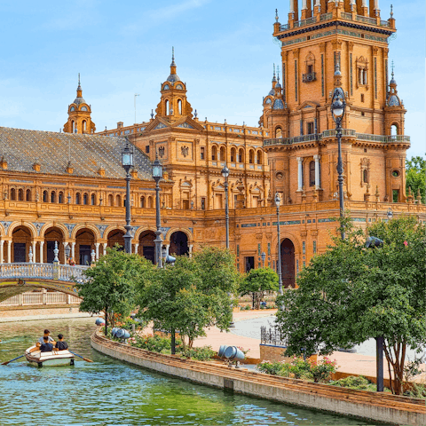 Spend a day discovering Plaza de España