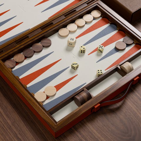 Play a game of backgammon in between adventures around Paris