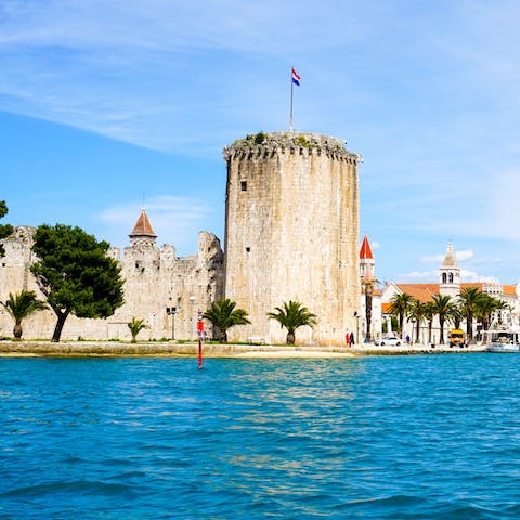 Take a sixteen-minute stroll to admire Kamerlango Castle