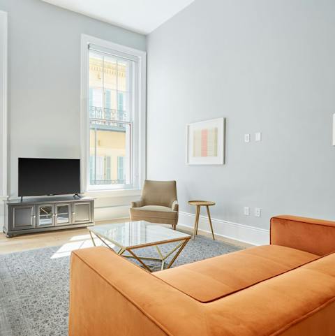 Pour yourself a fresh coffee and chill out in the sunny living space