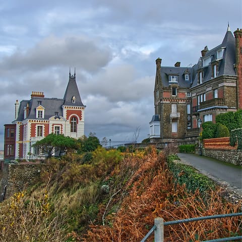 Take a thirteen-minute walk to Pointe de la Malouine and admire the Belle Époque mansions