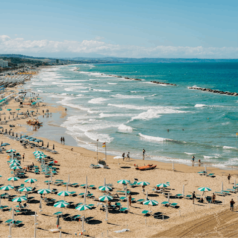 Sink your toes into sand – the beach is just five minutes away