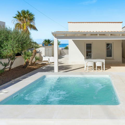 Enjoy the plunge pool with a hydromassage corner