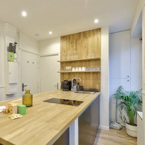 Prepare omelettes in the kitchen to set you up for a day of sightseeing