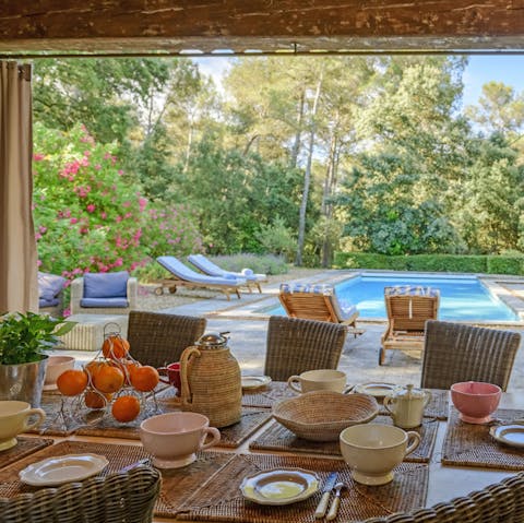 Spend a breakfast together in the outdoor dining space