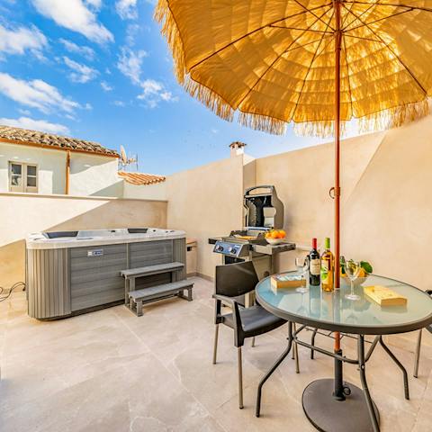 Make the most of the sunshine on the patio, enjoying dinner, drinks and dips in the hot tub