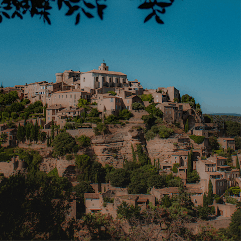 Discover the historic walled village of Ménerbes, a ten-minute drive away