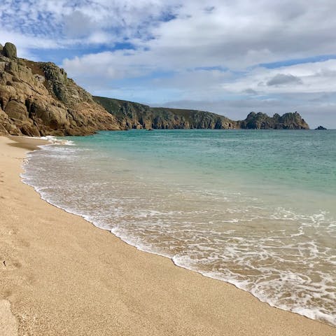 Discover the many delights of the captivating Cornish coastline from its dramatic cliff faces to the soft sandy beaches