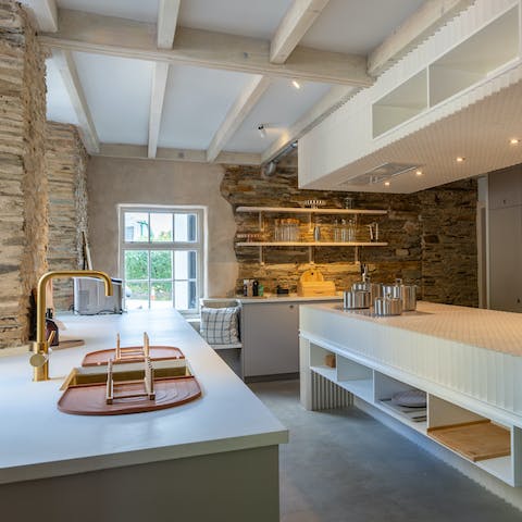 Make the most of the fabulous kitchen and prepare something delicious to eat (we can never resist that fresh Cornish seafood)