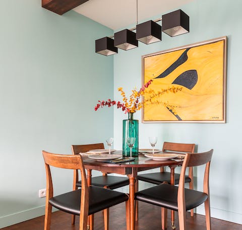 Smart dining area with a vintage set