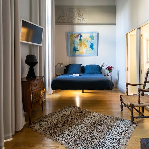 The floating-effect bed in the master