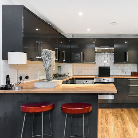 Start mornings with tea and crumpets at the sleek breakfast bar