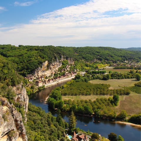 Stay just 3 kilometres away from Castillonnès