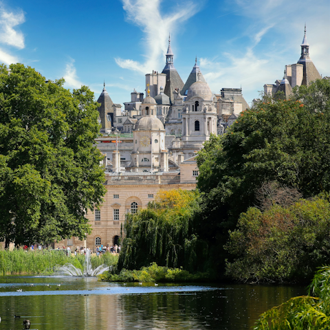 Get your steps in with a scenic stroll to Hyde Park