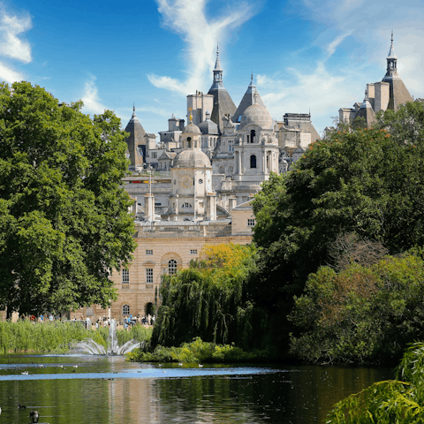 Get your steps in with a scenic stroll to Hyde Park